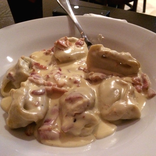 Ravioli de carne de res en salsa carbonara