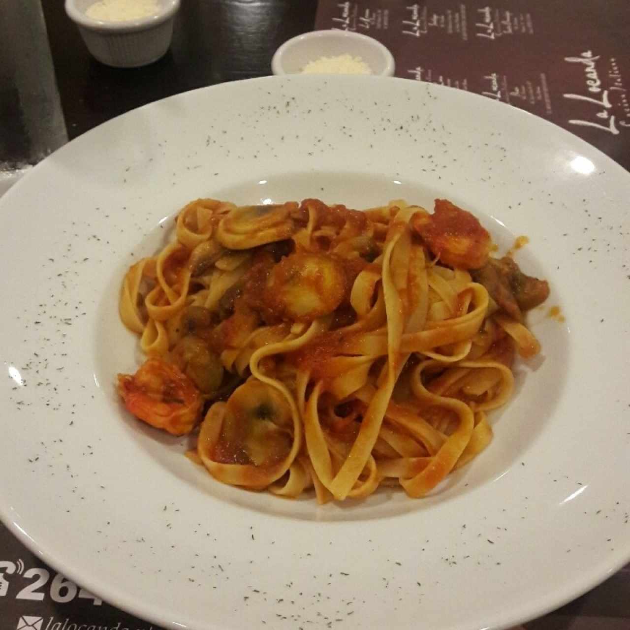 Fettucini con camarones y hongos