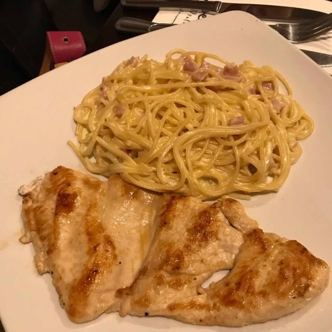 pechuga a la parrilla con pasta en salsa Alfredo como guarnisión