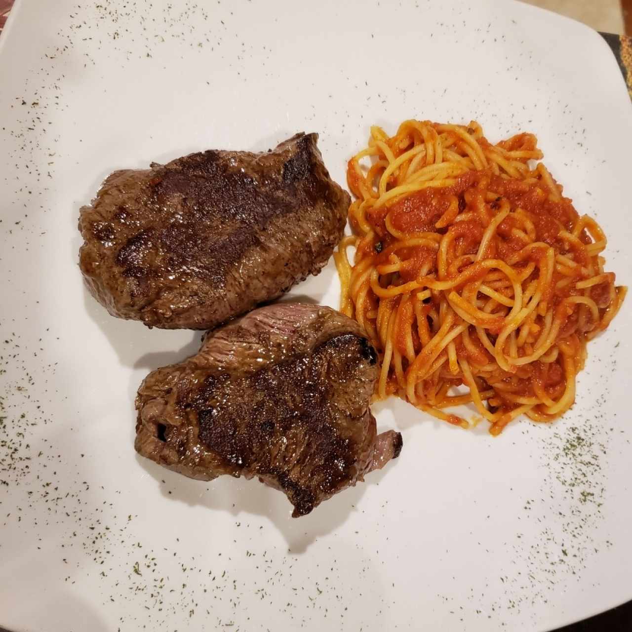 pasta pomodoro y filete 