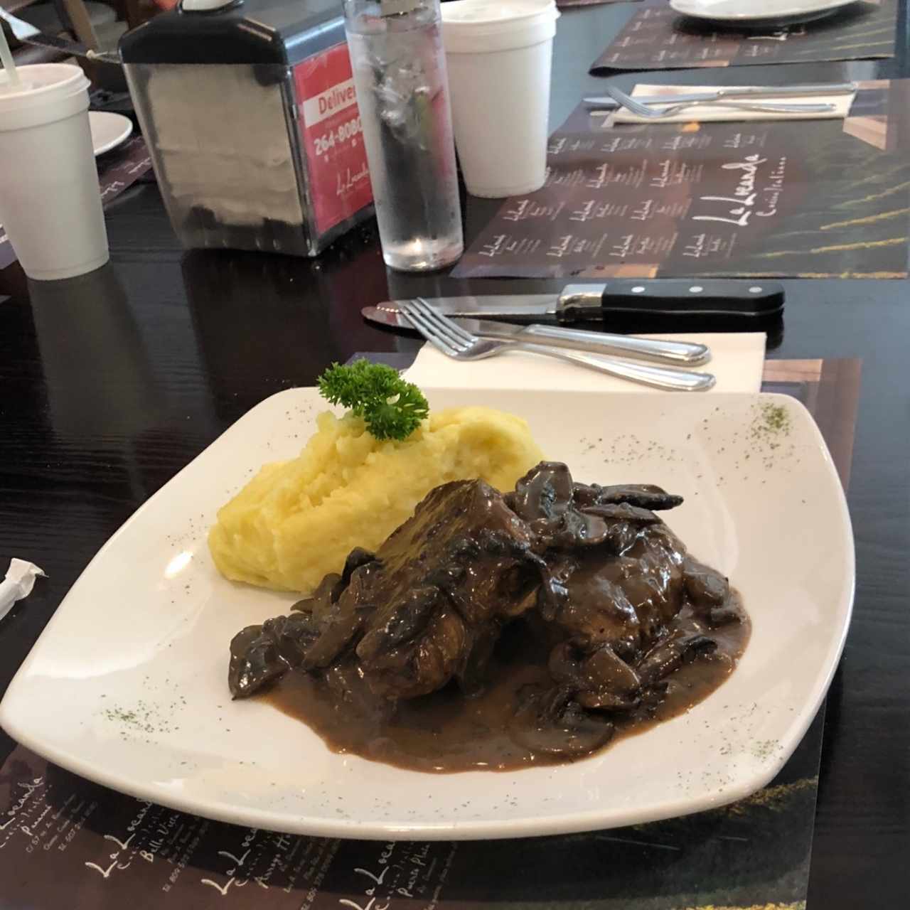 Filete de Res en salsa marsala con pure de papas