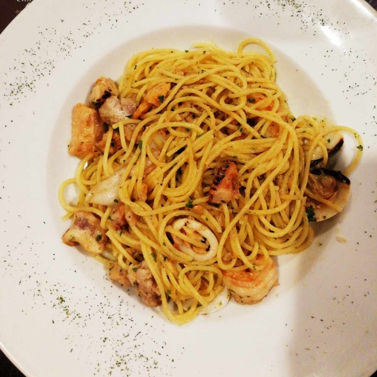 spaghetti con mariscos al óleo 