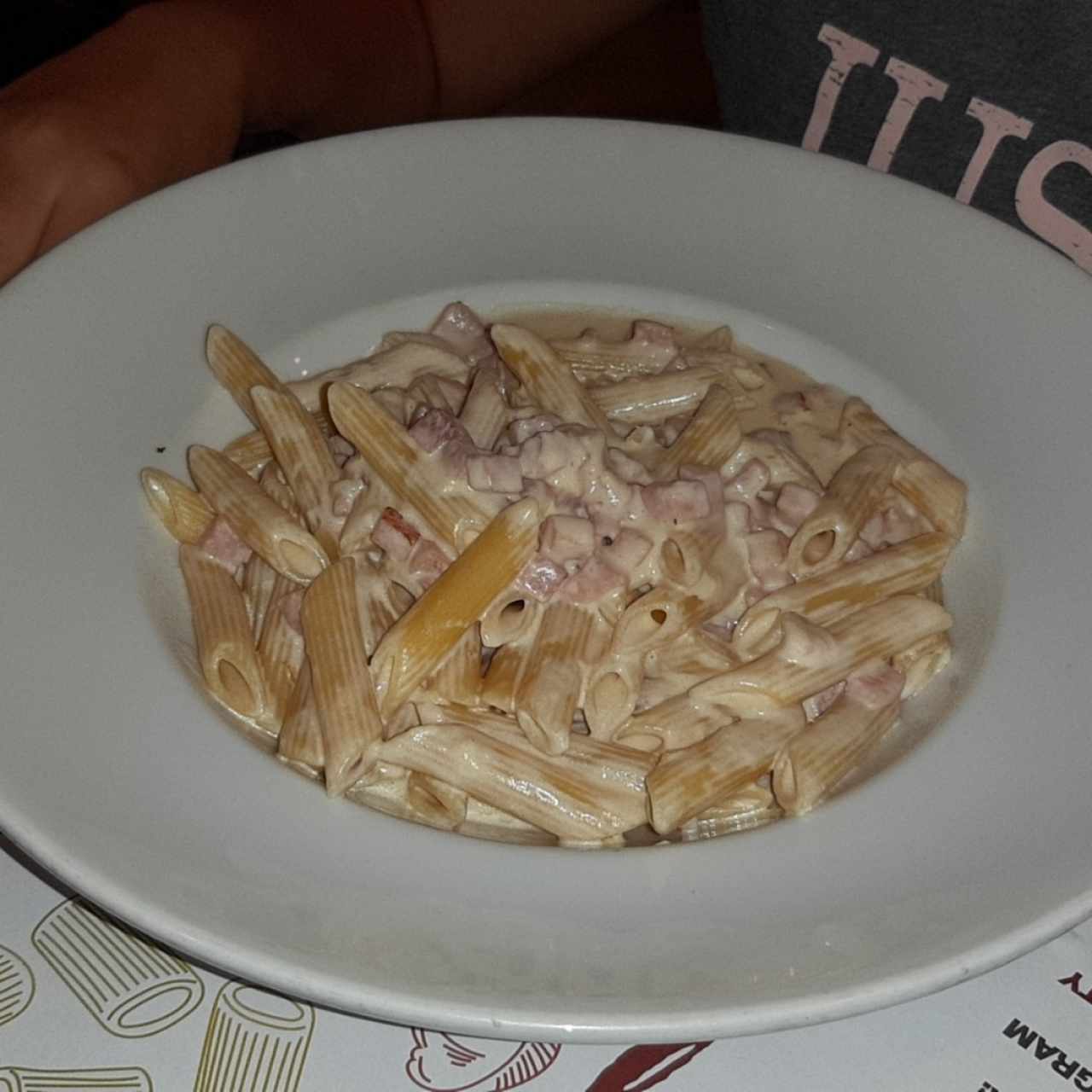 Penne en salsa alfredo con jamon