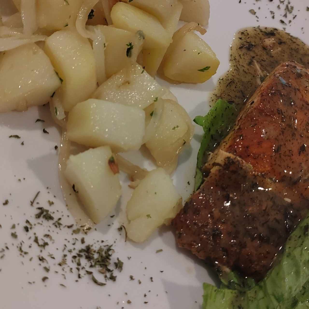 Salmón en salsa de Finas Hierbas