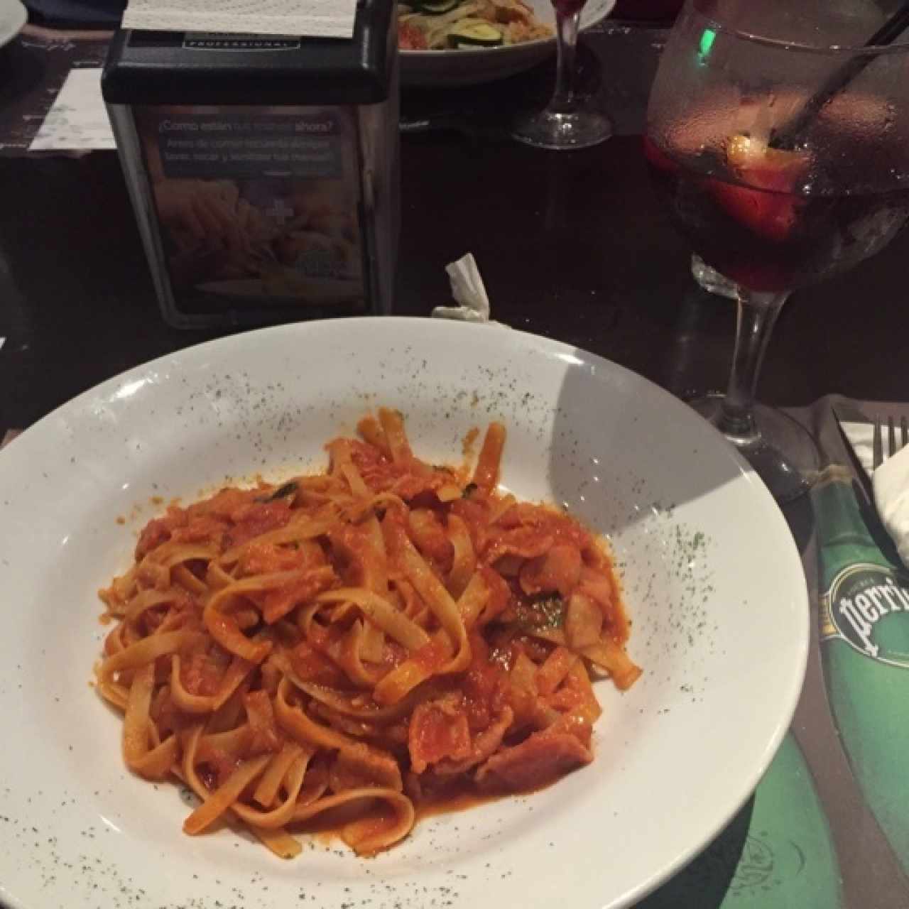 Pasta Amatriciana. (Sala de tomates con Tocineta y Picante)