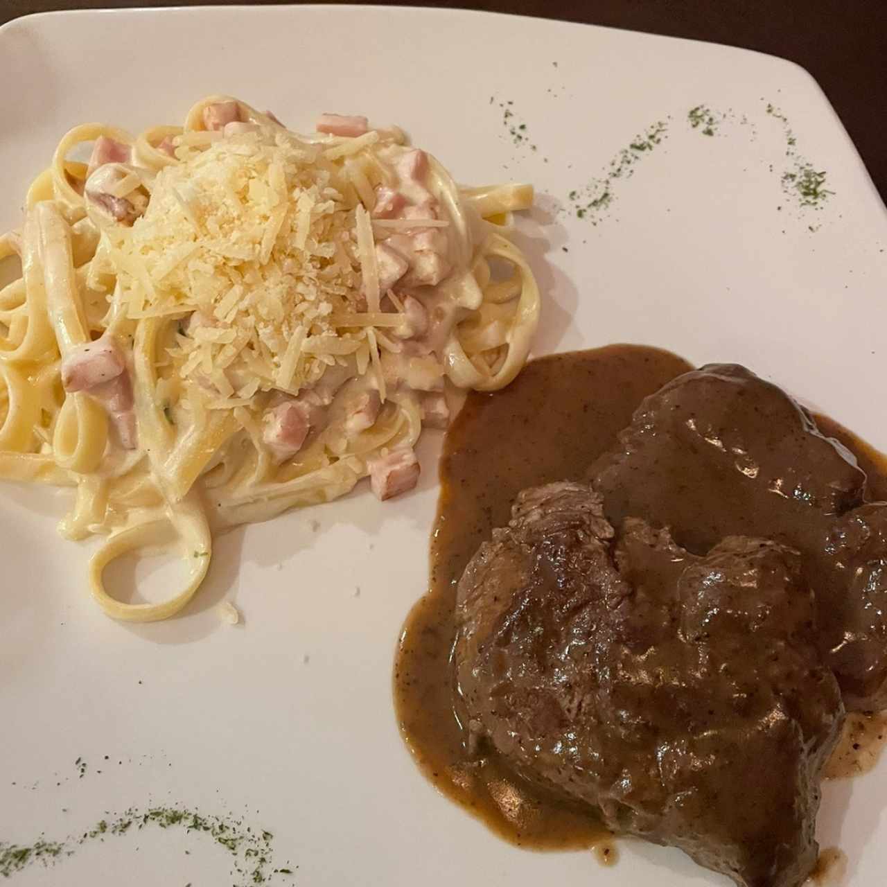 Filete a la Pimienta con tagliatelle en alfredo