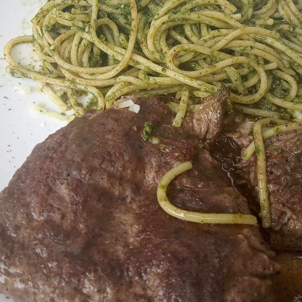 Filete a la Pimienta con spaghetti al pesto