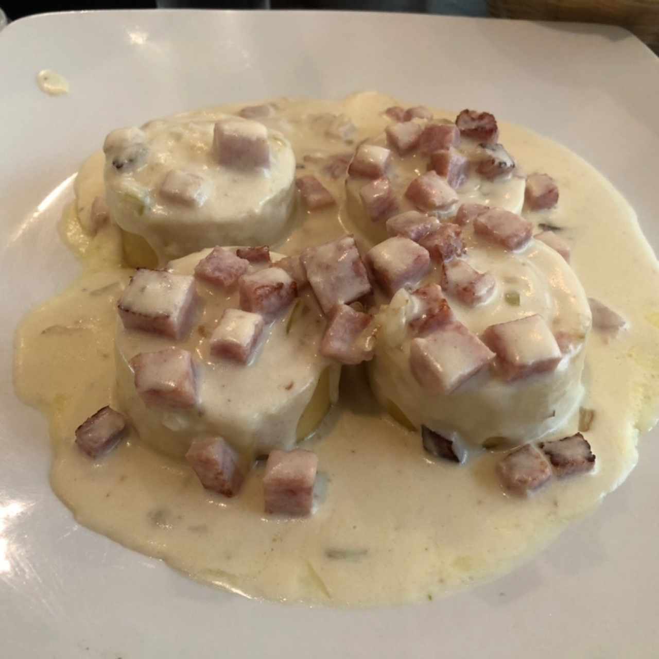 Rollos de mozzarella y jamon en salsa Alfredo