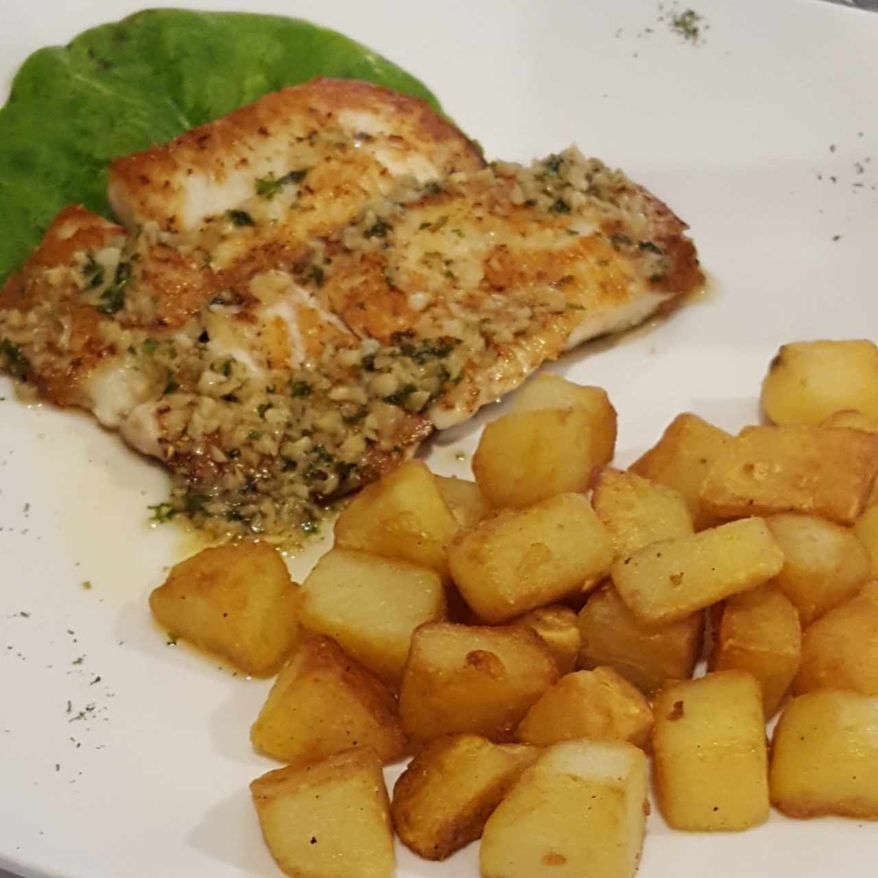 filete de corvina al ajillo con papas a la italiana