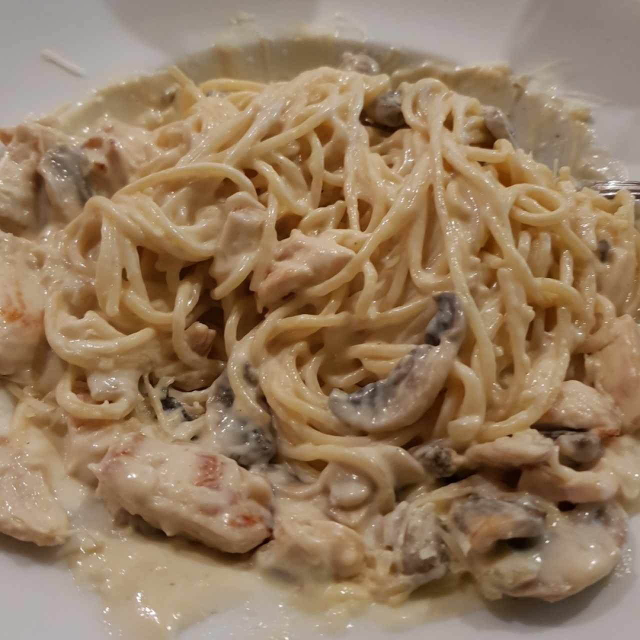 espaguetti con salsa blanca pollo tocino y hongos