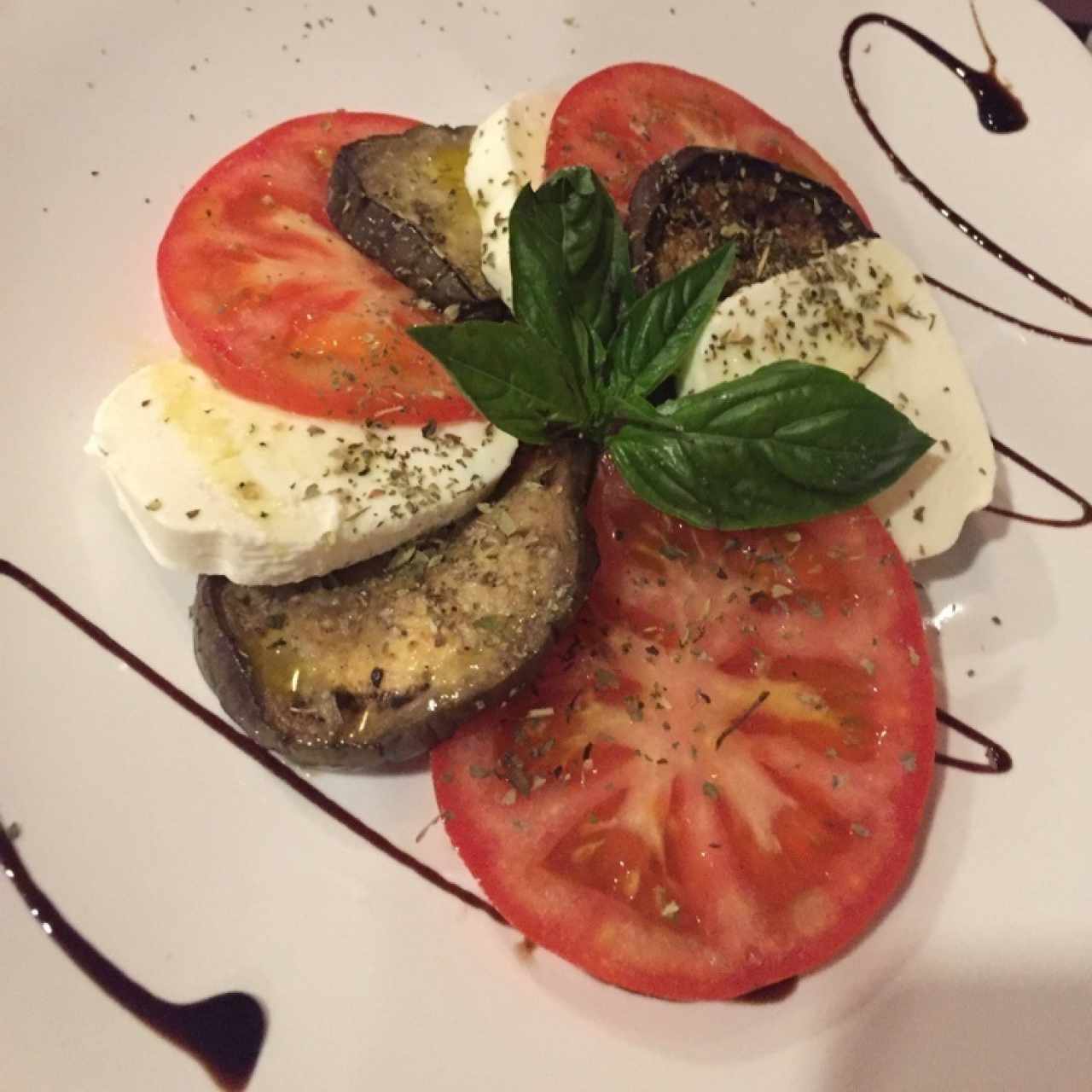 Insalata caprese con melanzana