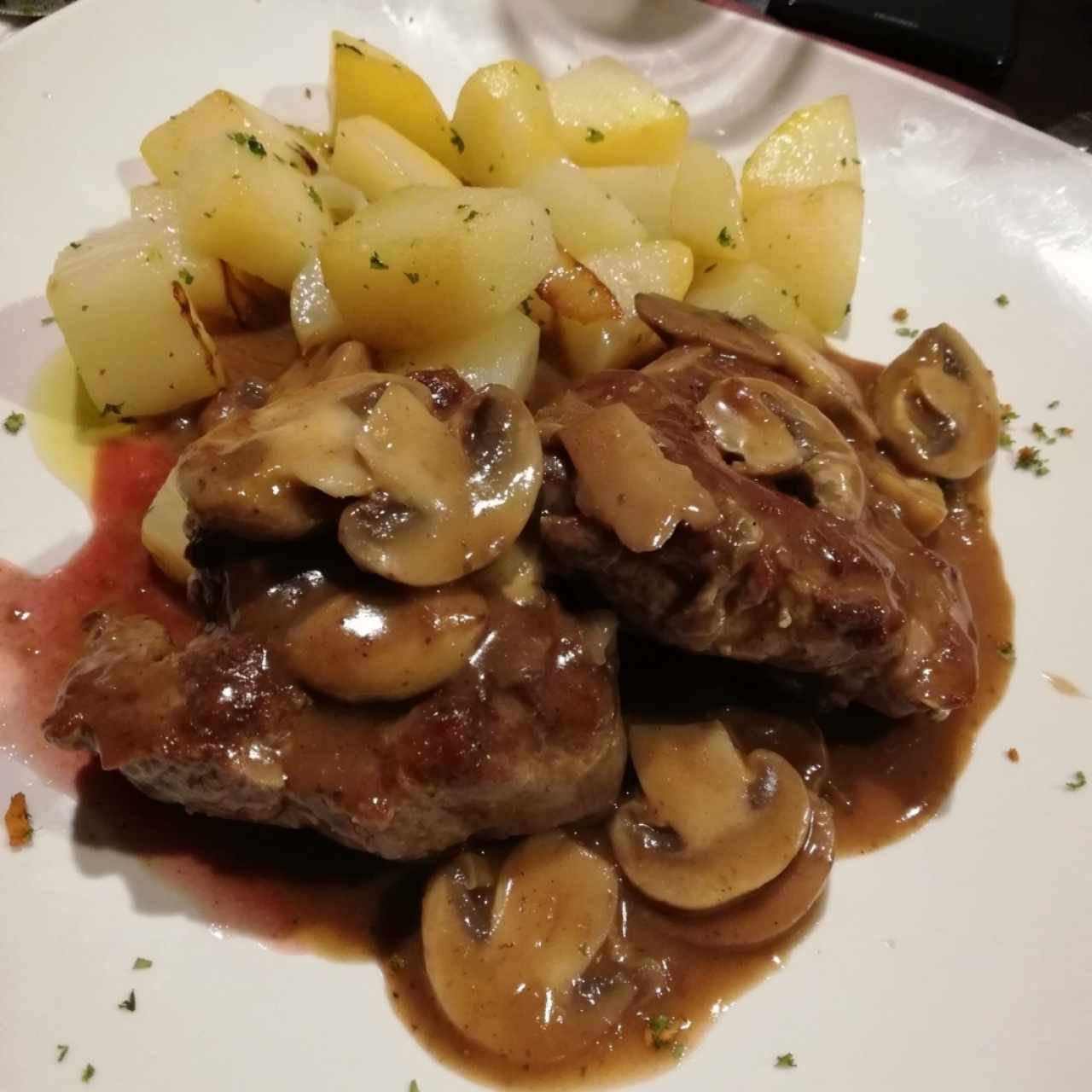 Filete de res en salsa marsala y hongos. 