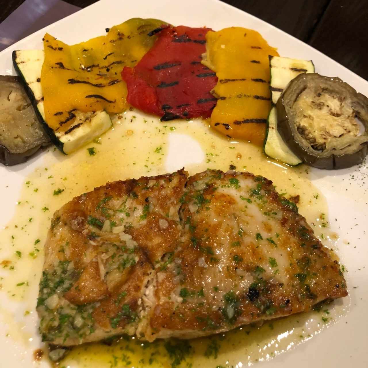 corvina al ajillo con vegetales al grill