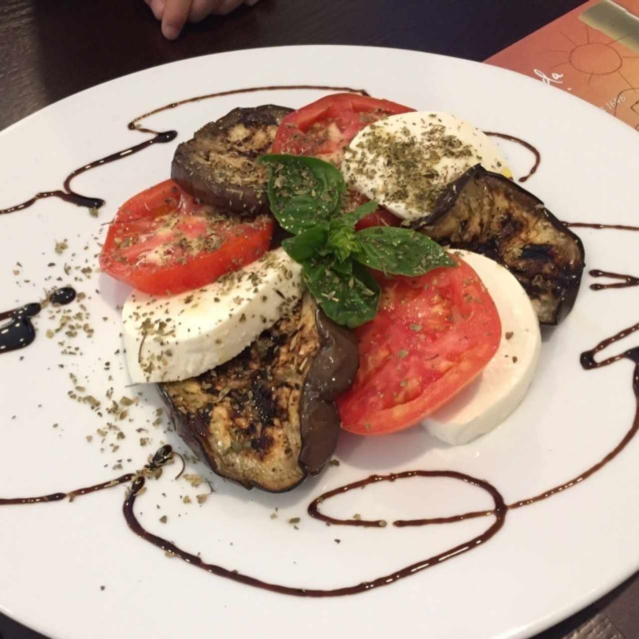 Insalata caprese con melanzana