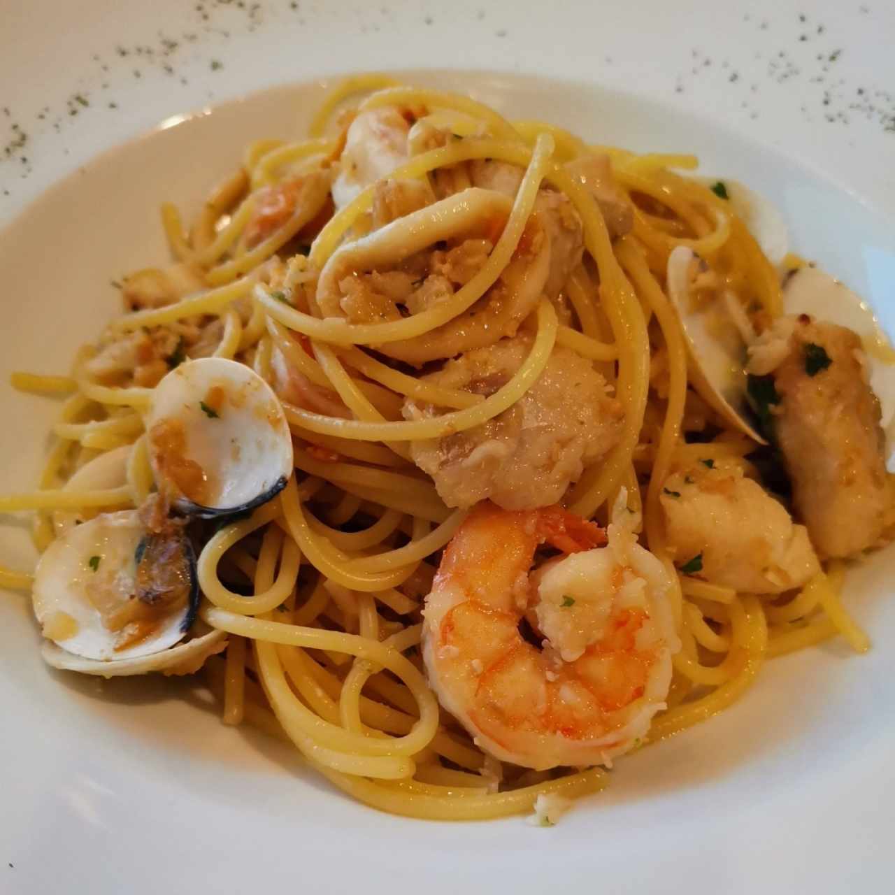 Spaguetti al óleo con mariscos 