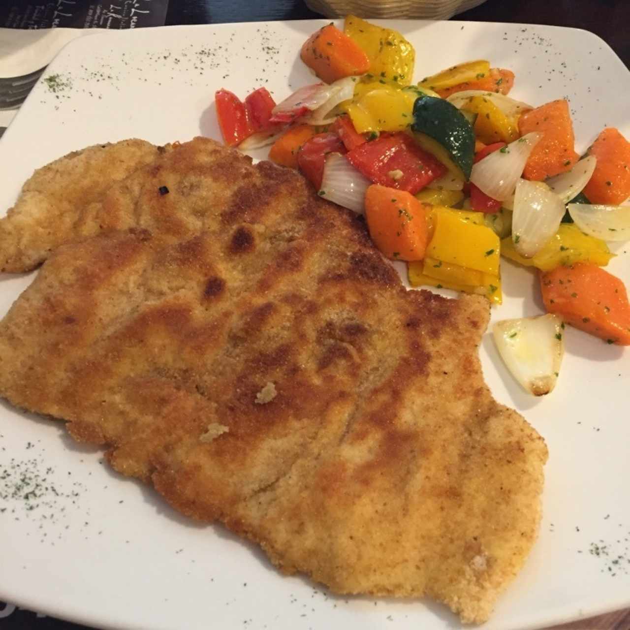 pechuga de pollo apanada con vegetales salteados