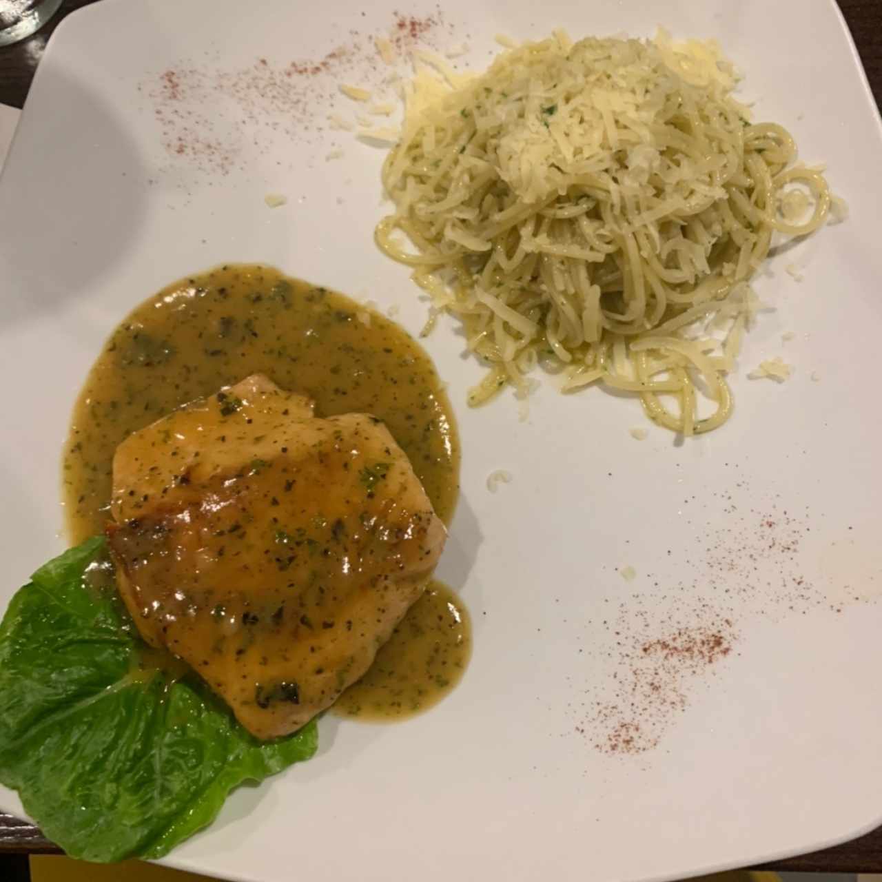 Salmon con spaghetti al oleo