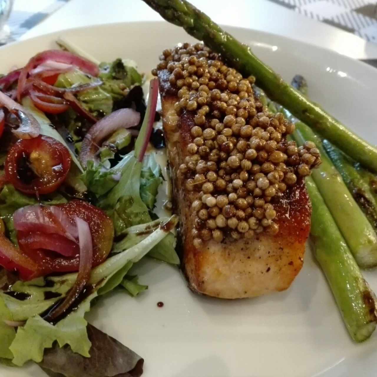 Salmón con espárragos y ensalada de la casa