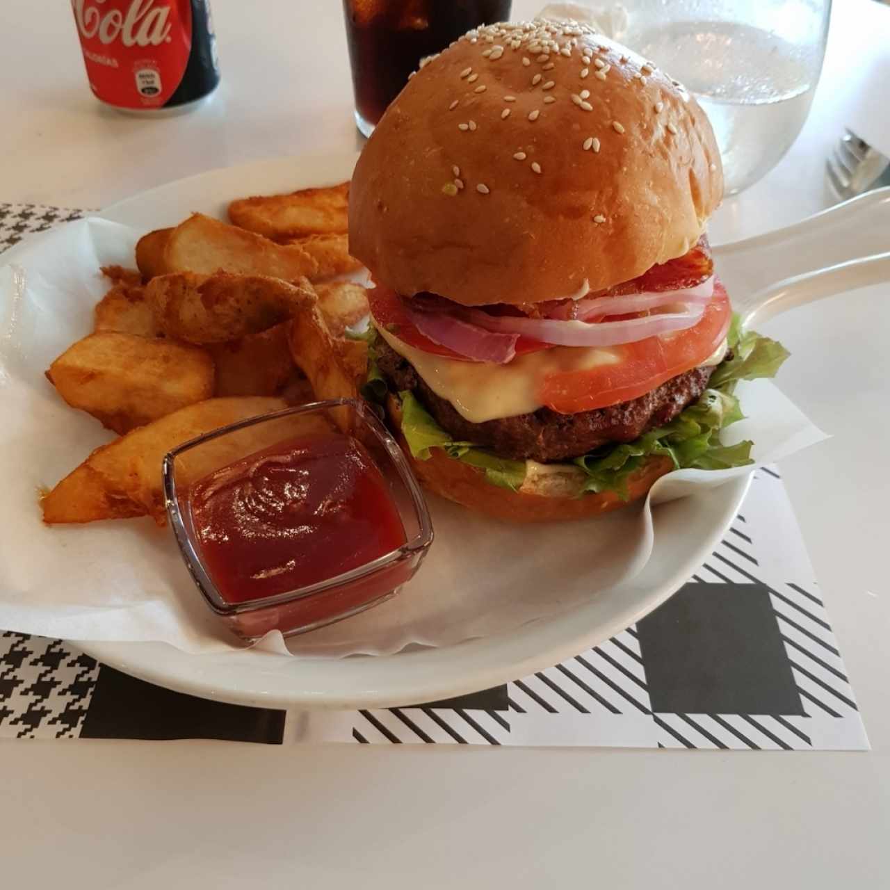 Hamburguesa Mika con papas Rústicas 