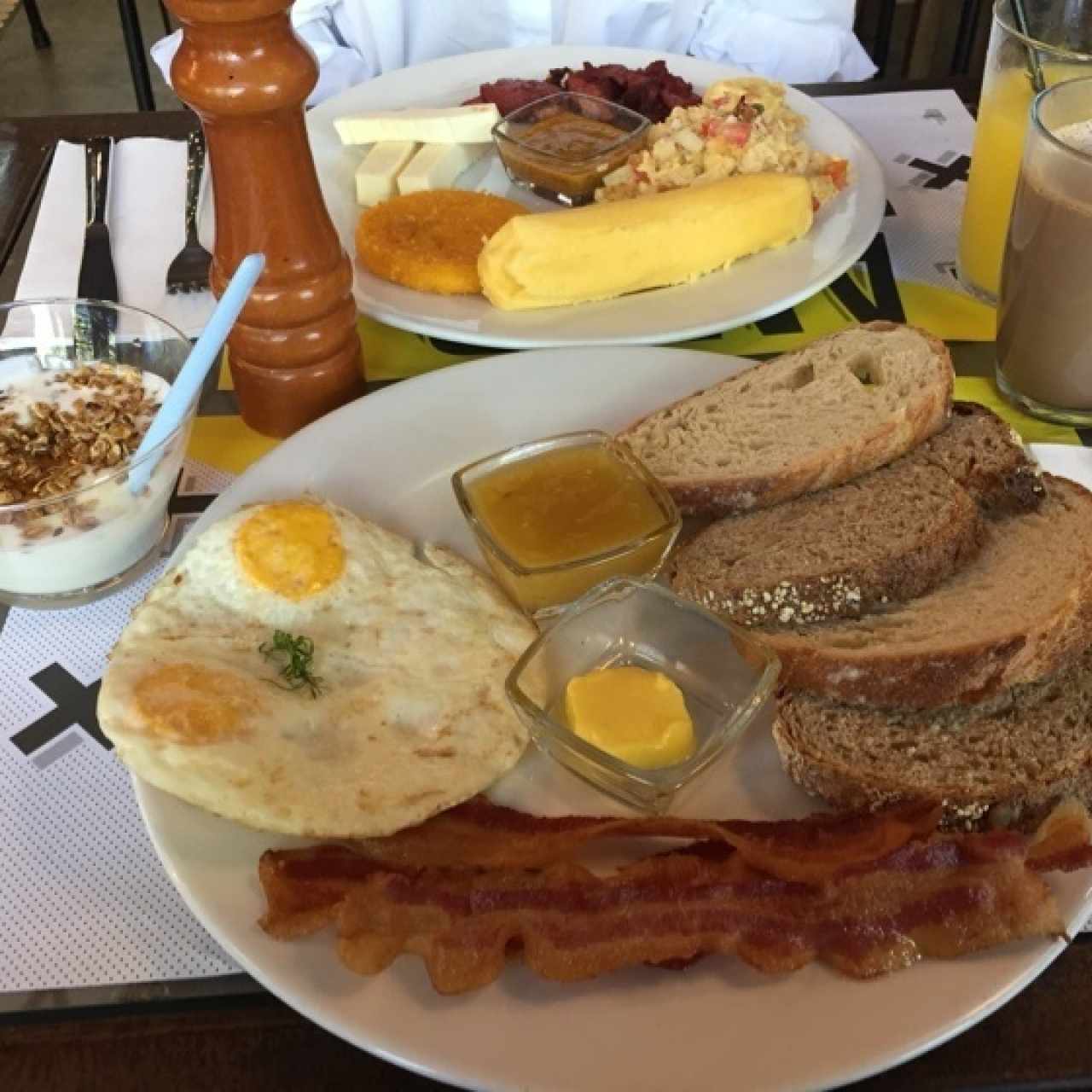 Desayuno panameño al fondo 