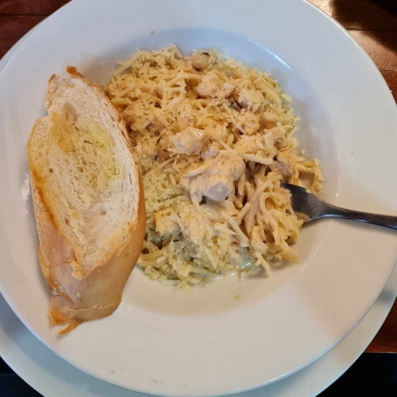 pasta en salsa Alfredo con pollo