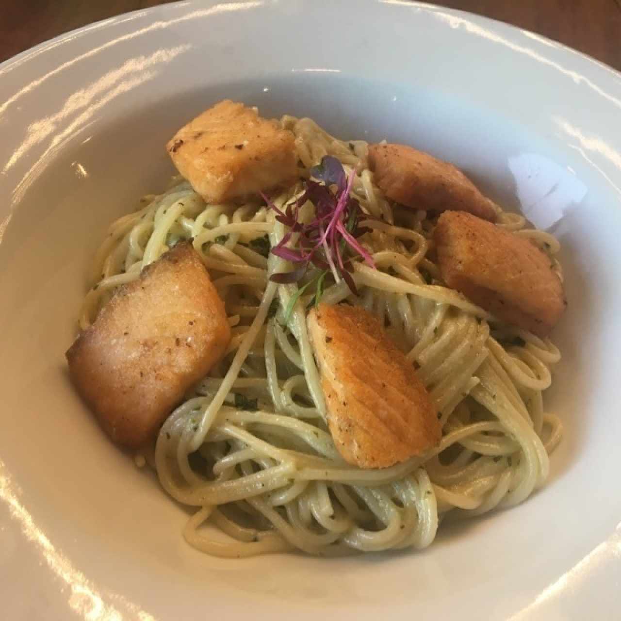 spaguetti con salmon en salsa pesto