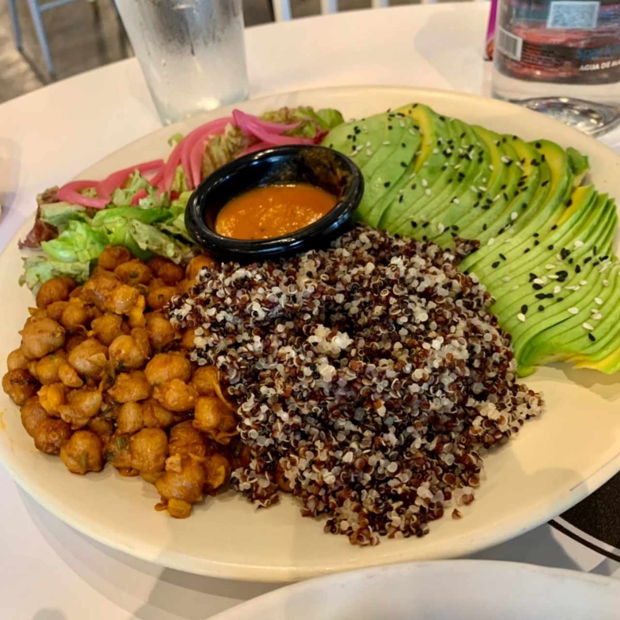 Bolw de vegetales, aguacate, garbanzos, lechuga, tomate , cebolla, quinoa.