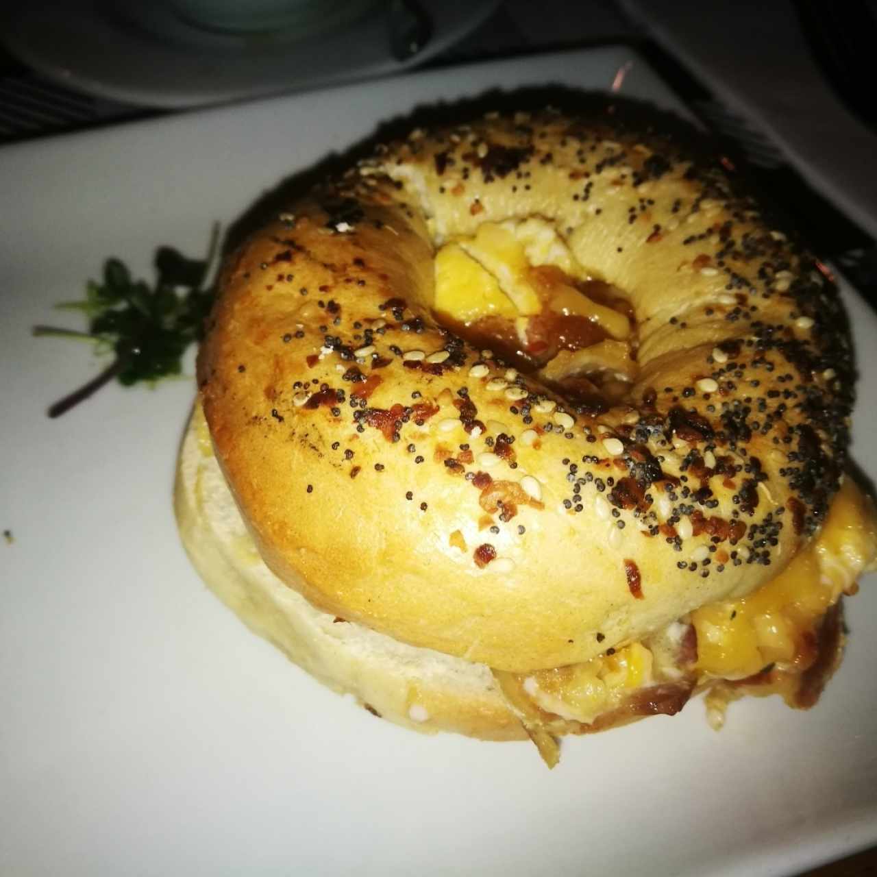 Bagel de huevo, tocink y queso