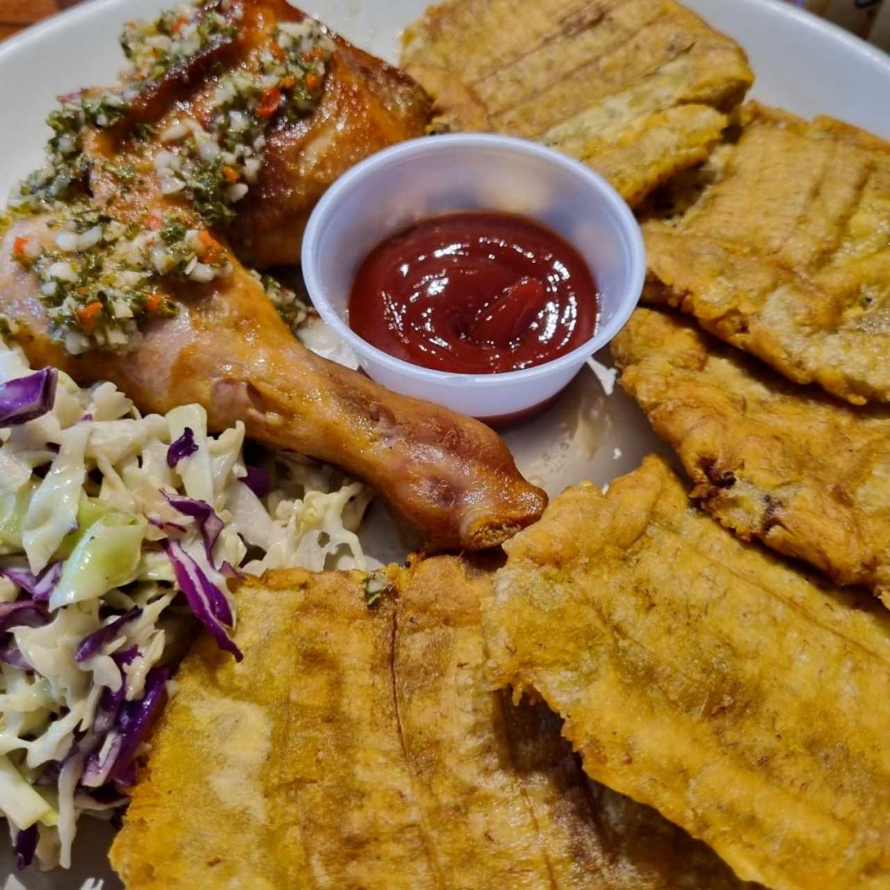 Pollo al horno con patacones y ensalada 