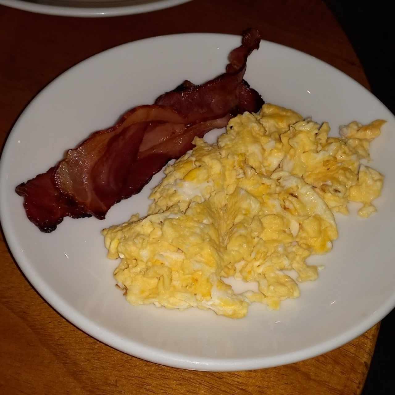 huevos revueltos y tocino