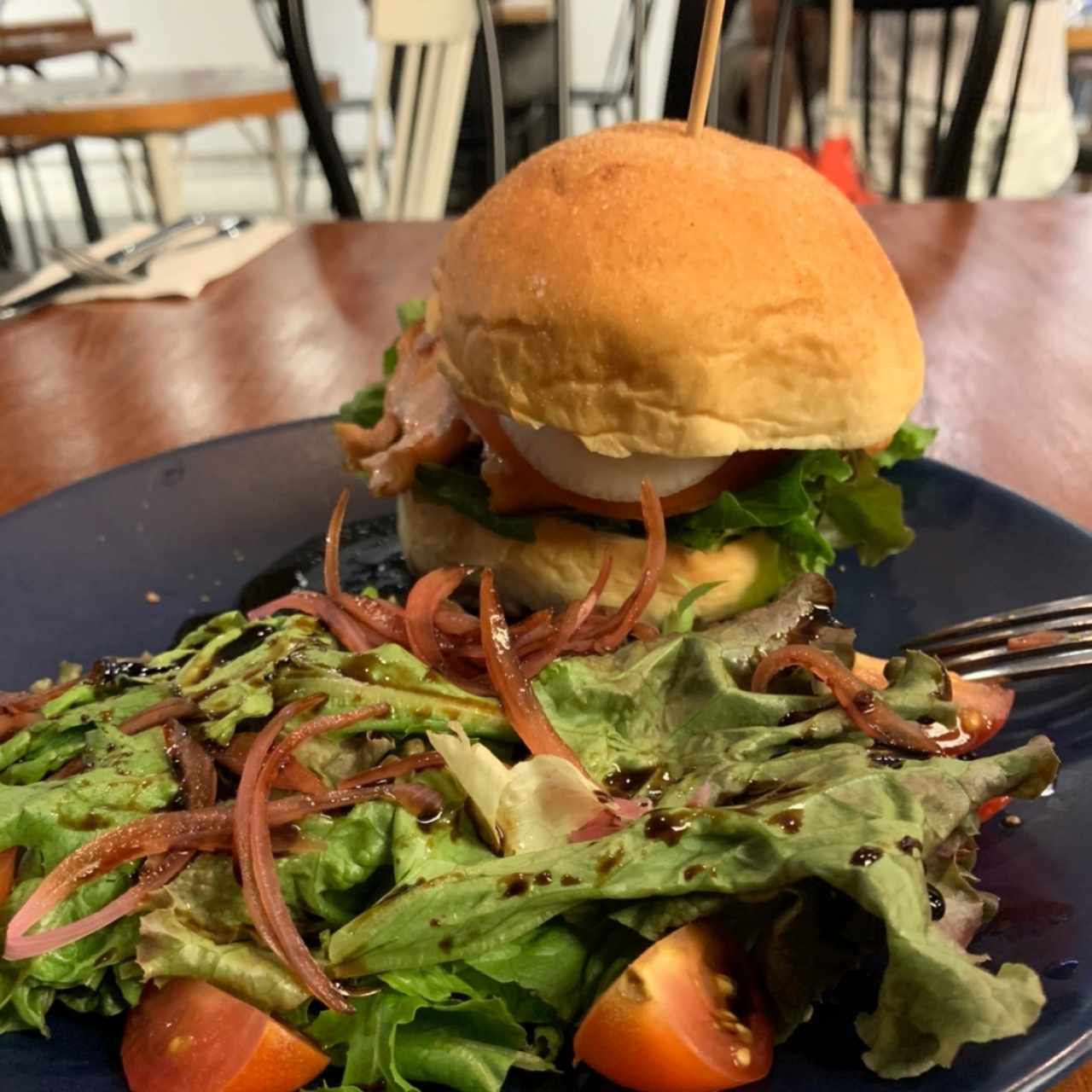 hamburguesa de salmon con ensalada 