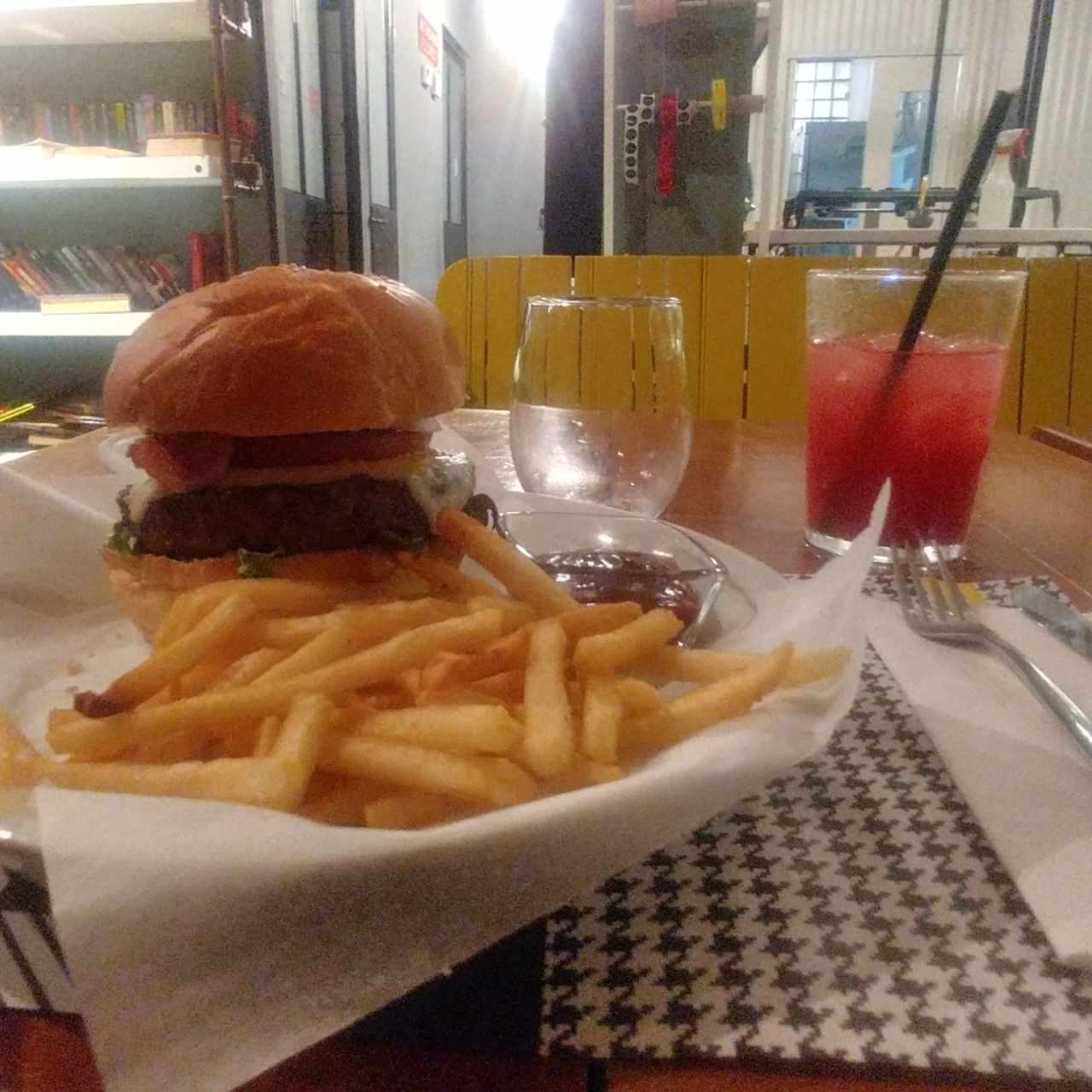 Hamburguesa Mika con Papas y Jugo de Sandía