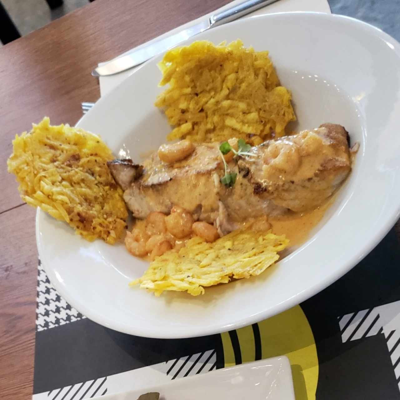 Corvina en salsa de camarones