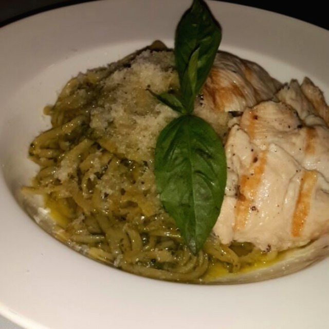 Spaghetti al pesto con pollo