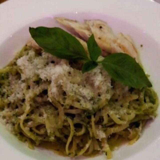 Fettuccine al pesto con pollo