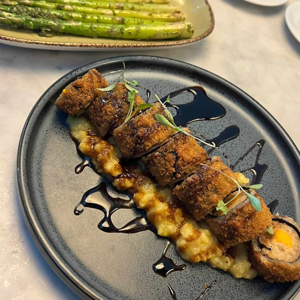 Sushi de plátano, y espárragos al chimichurri.