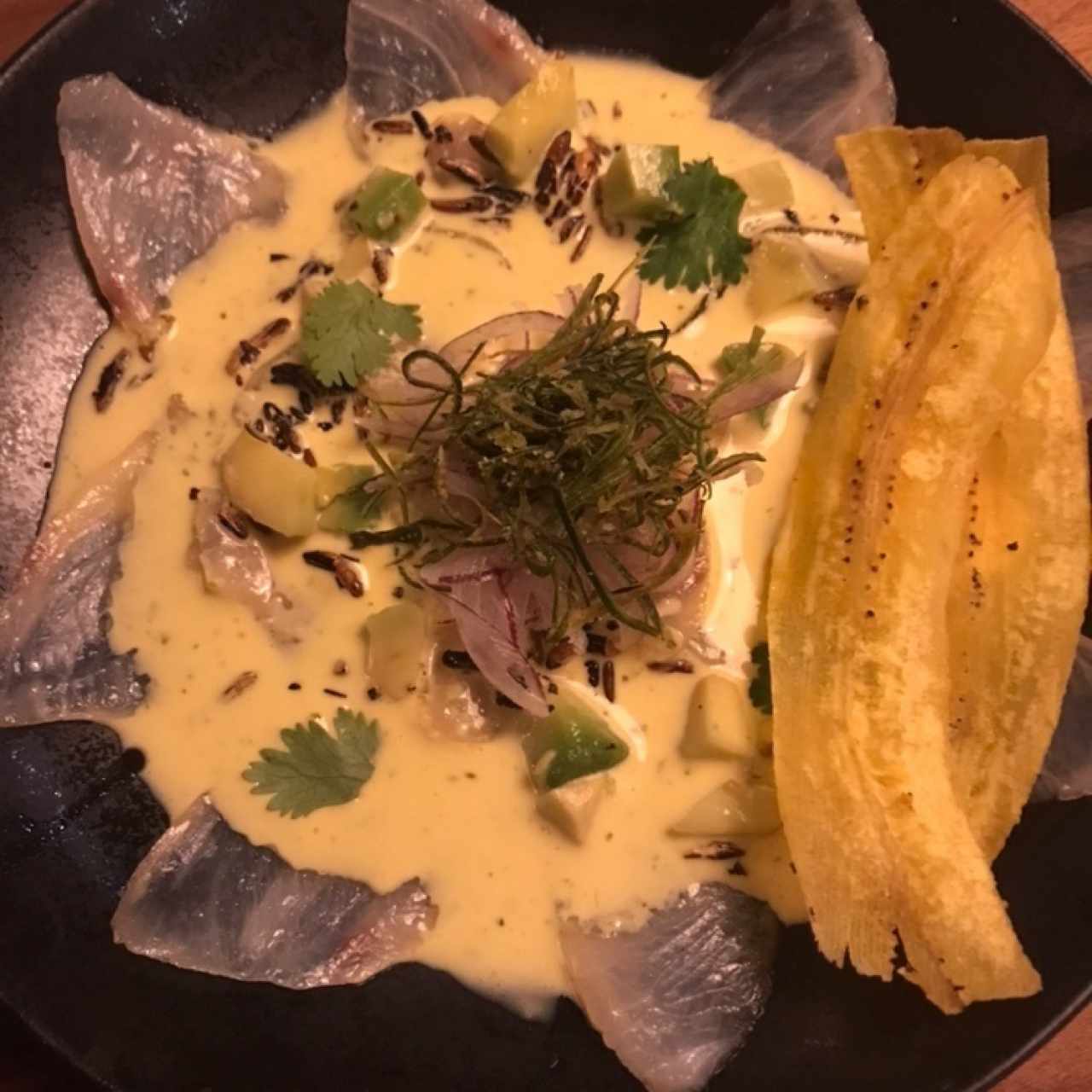 Ceviche de Cobia en Leche Tigre de Ají Amarillo, Aguacate, Puerro y Chips de Plátano