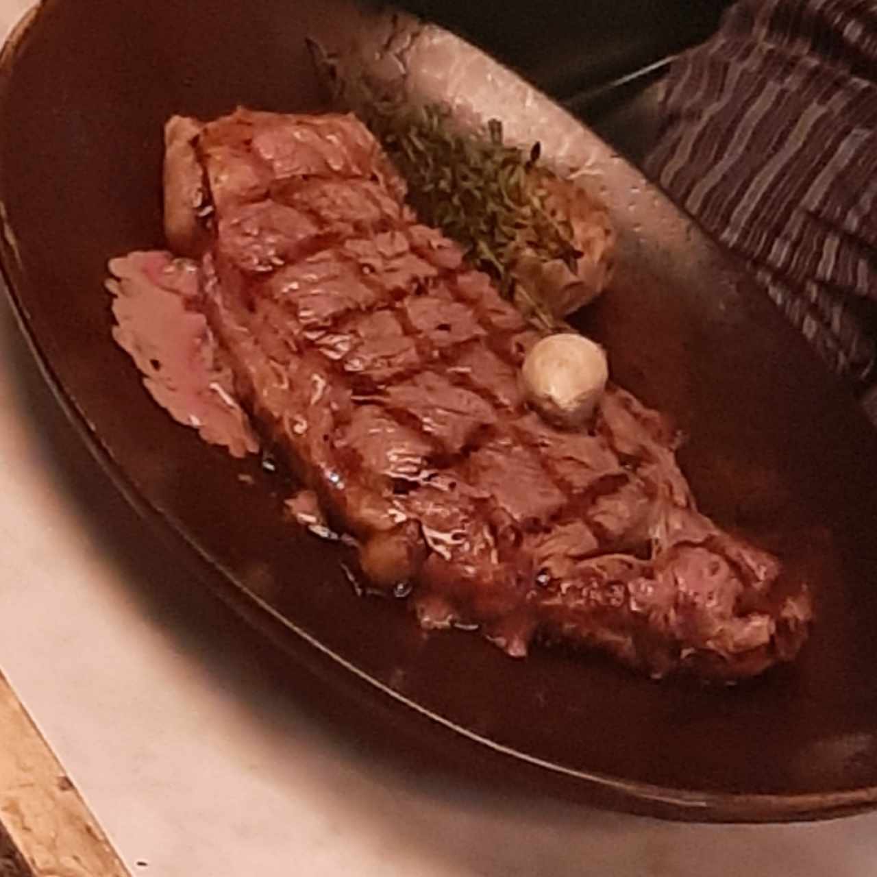 New York Steak Angus 8oz Con Pure de Papas y Brócoli Salteado