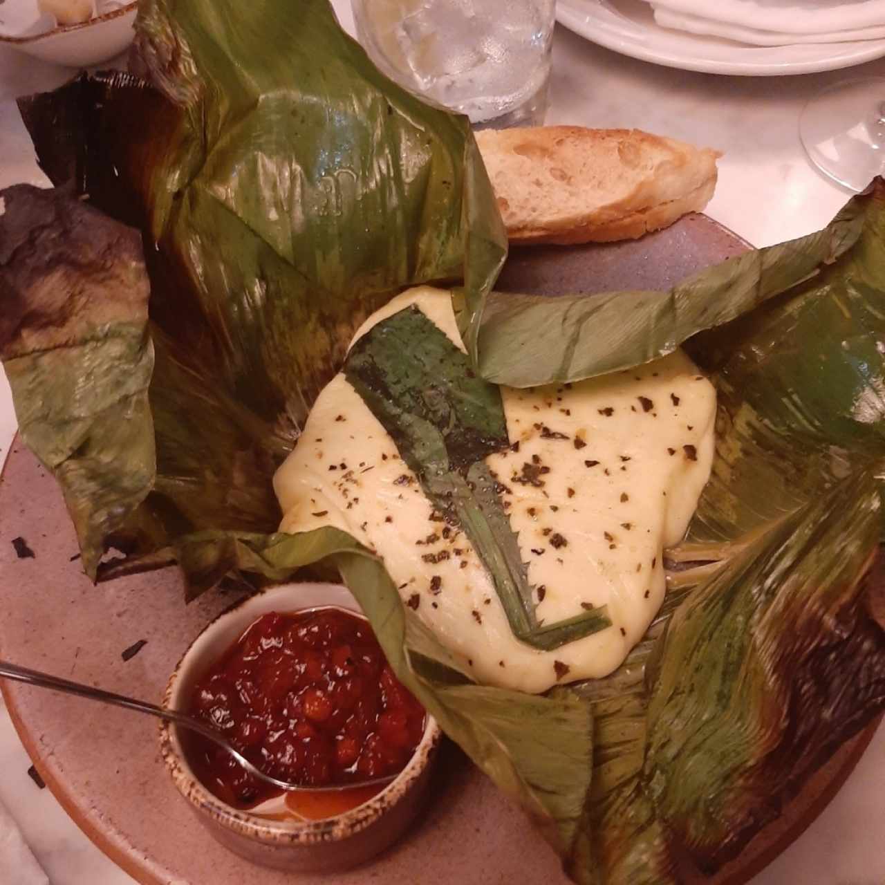 Queso al Culantro en Hoja de Bijao y Chutney de Pimiento Rojo