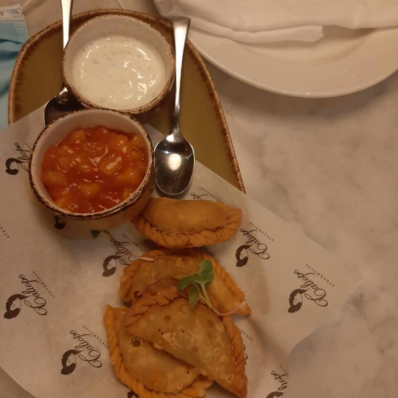 Empanadas de Cordero, Chutney de Mango con Miso y Salsa Raita