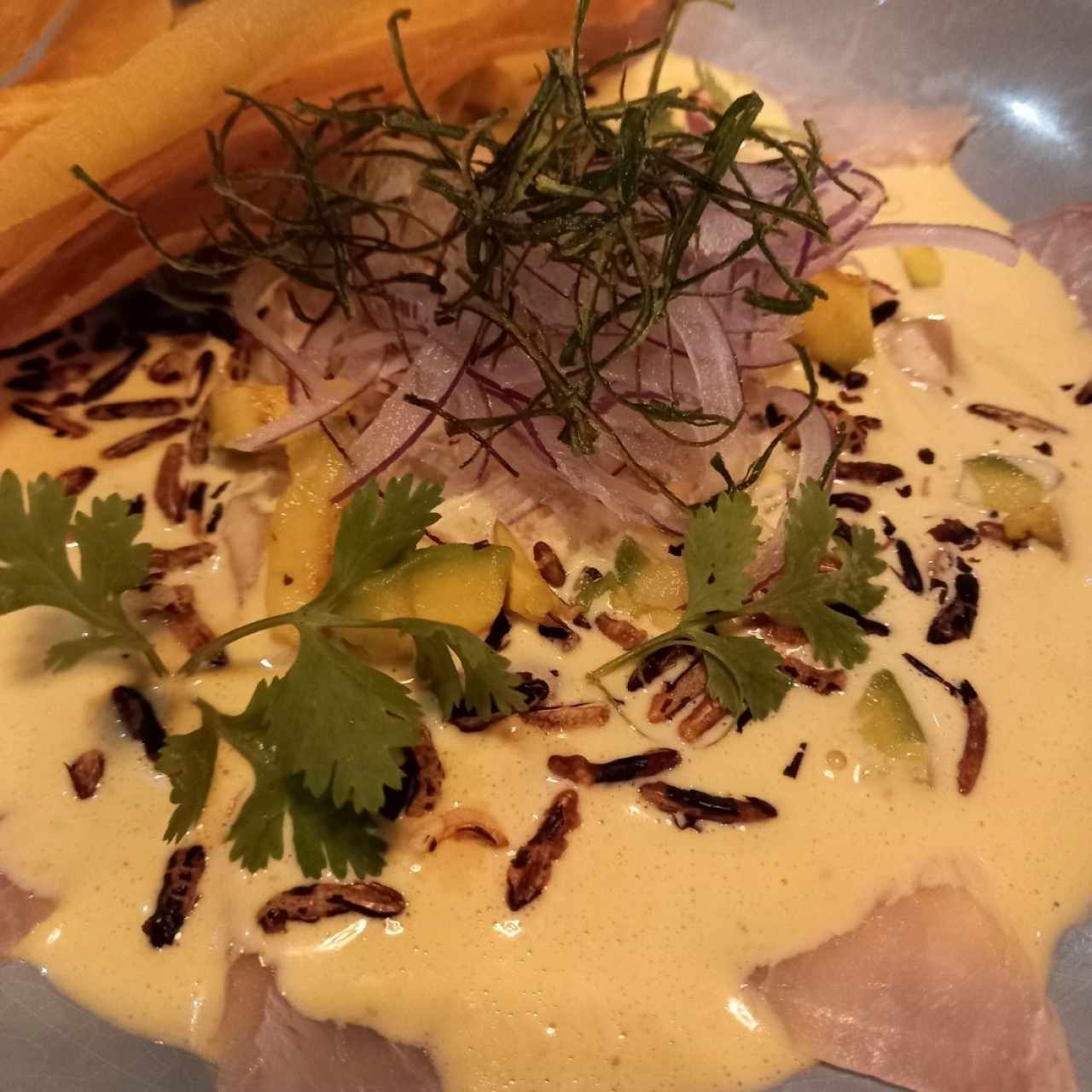 Ceviche de Cobia en Leche Tigre de Ají Amarillo, Aguacate, Puerro y Chips de Plátano