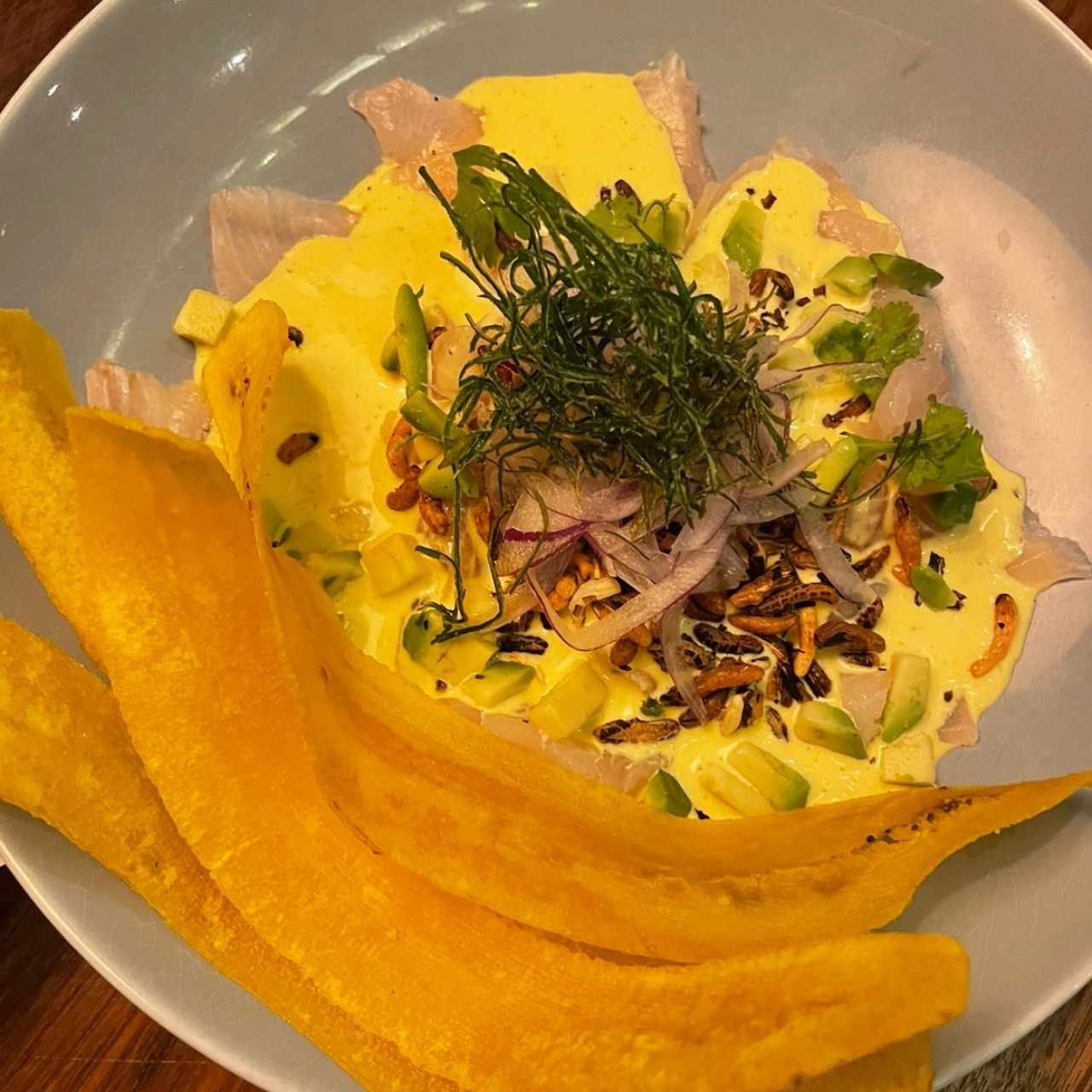 Ceviche de Cobia en Leche Tigre de Ají Amarillo, Aguacate, Puerro y Chips de Plátano