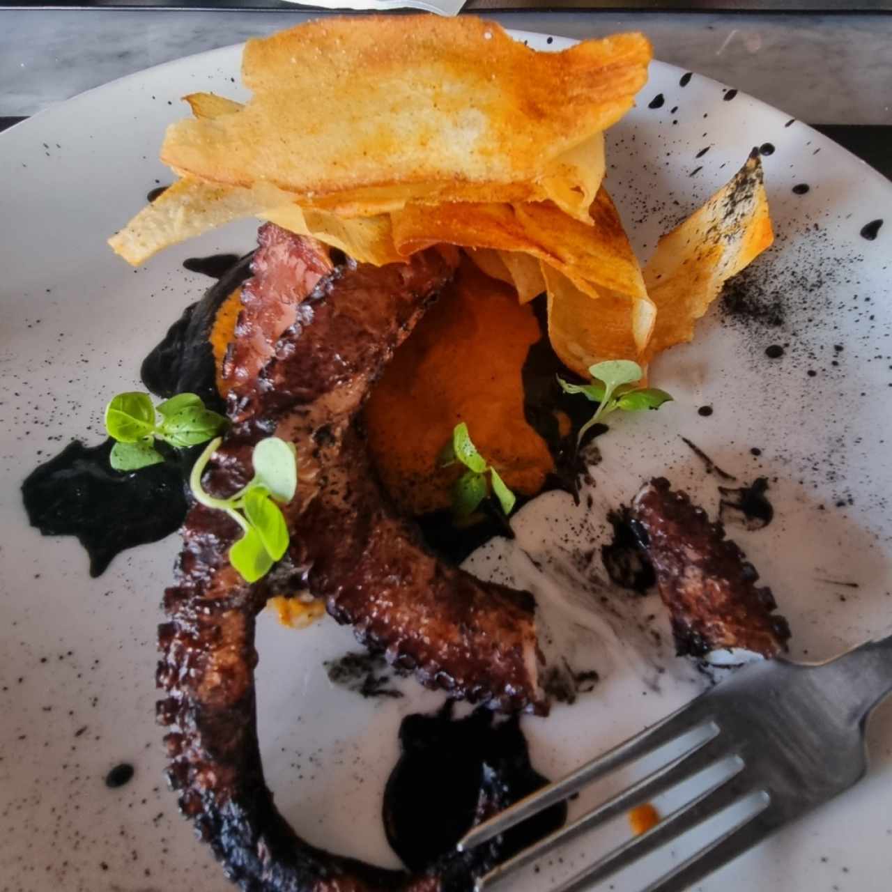 Pulpo al carbón, Salsa Romesco, Chimichurri y Papas Cerillas con Pimentón de la Vera