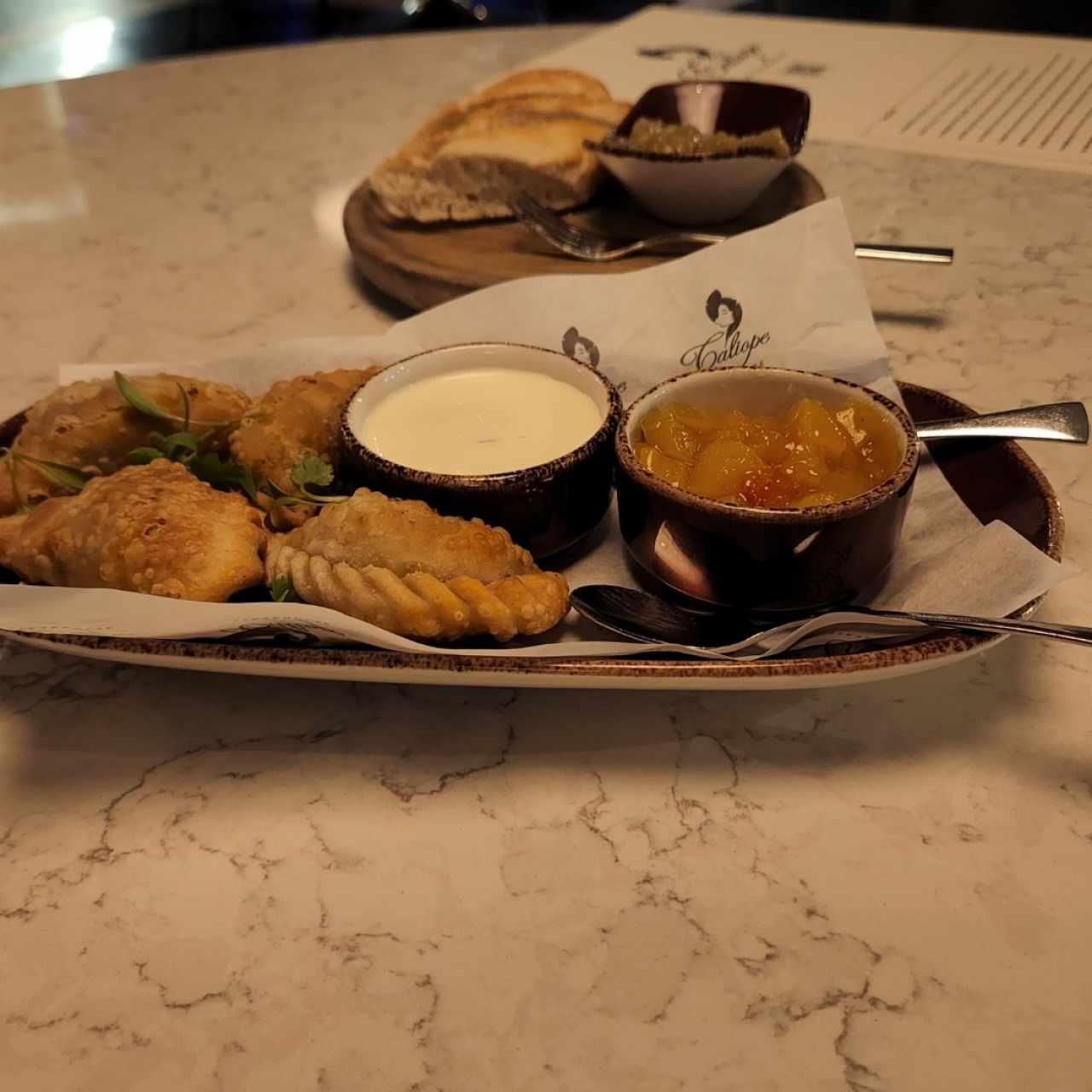 Empanadas de Cordero, Chutney de Mango con Miso y Salsa Raita