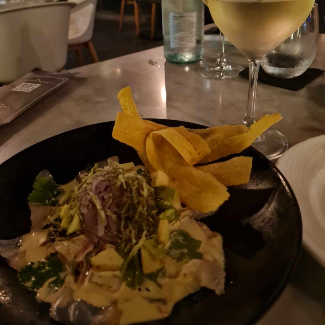 Ceviche de Cobia en Leche Tigre de Ají Amarillo, Aguacate, Puerro y Chips de Plátano