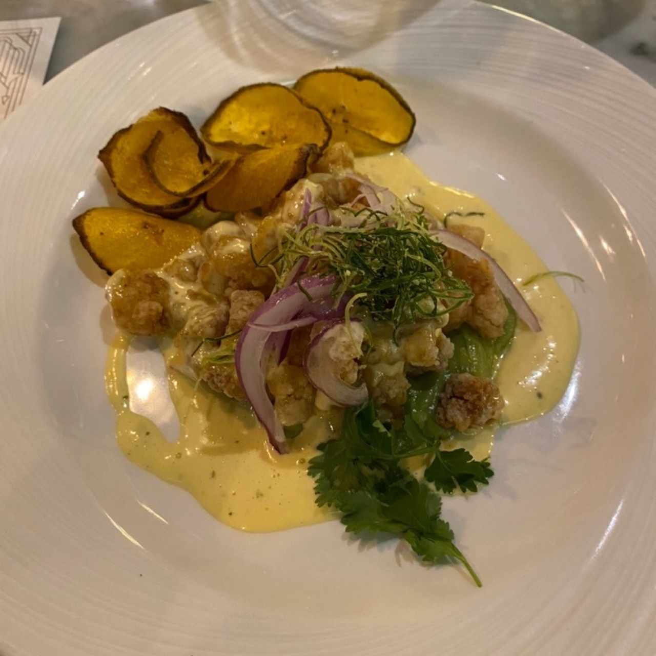 Ceviche de Cobia en Leche Tigre de Ají Amarillo, Aguacate, Puerro y Chips de Plátano