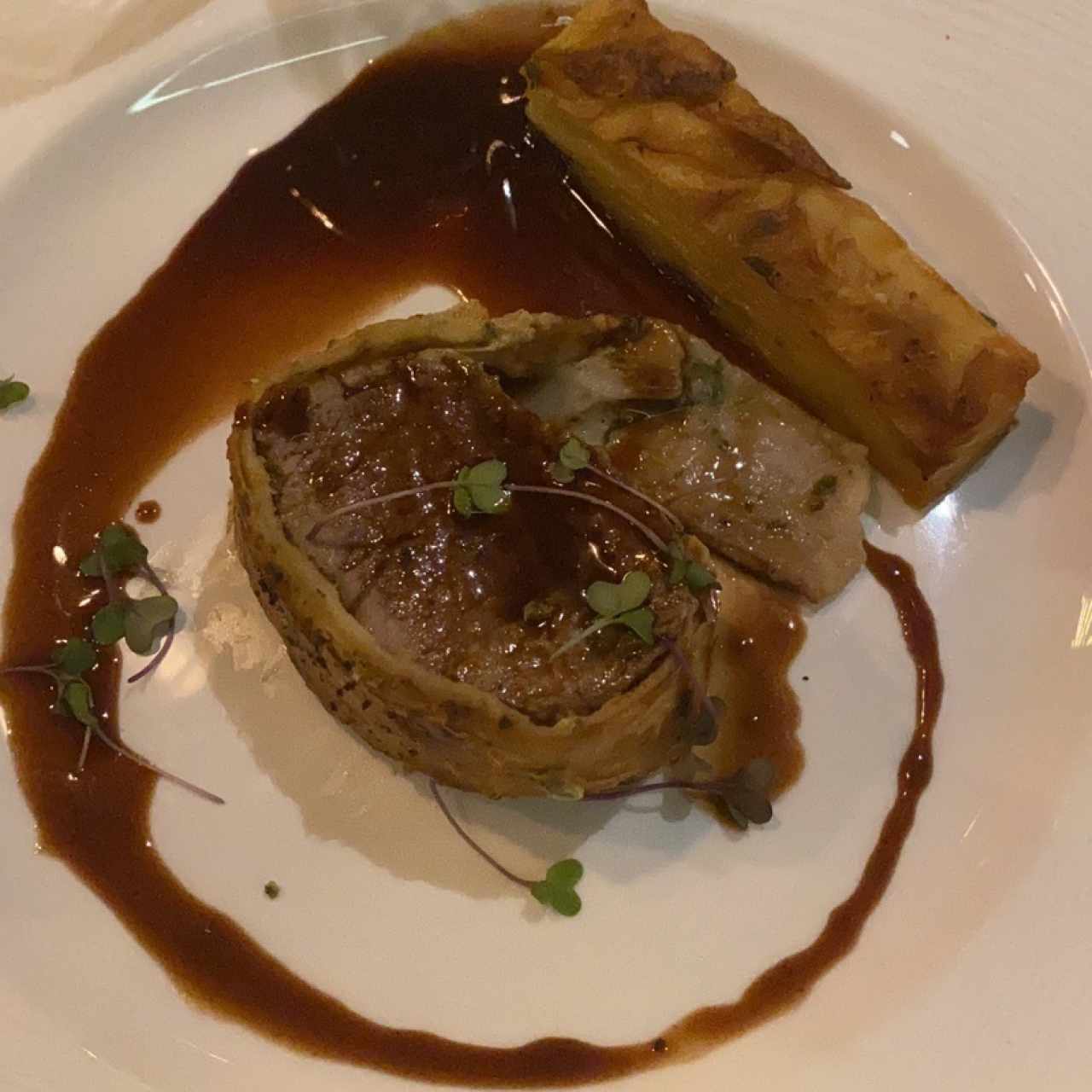 Filete de res Angus gratinado con 3 quesos, espinaca,alcachofa y mil hojas de papa