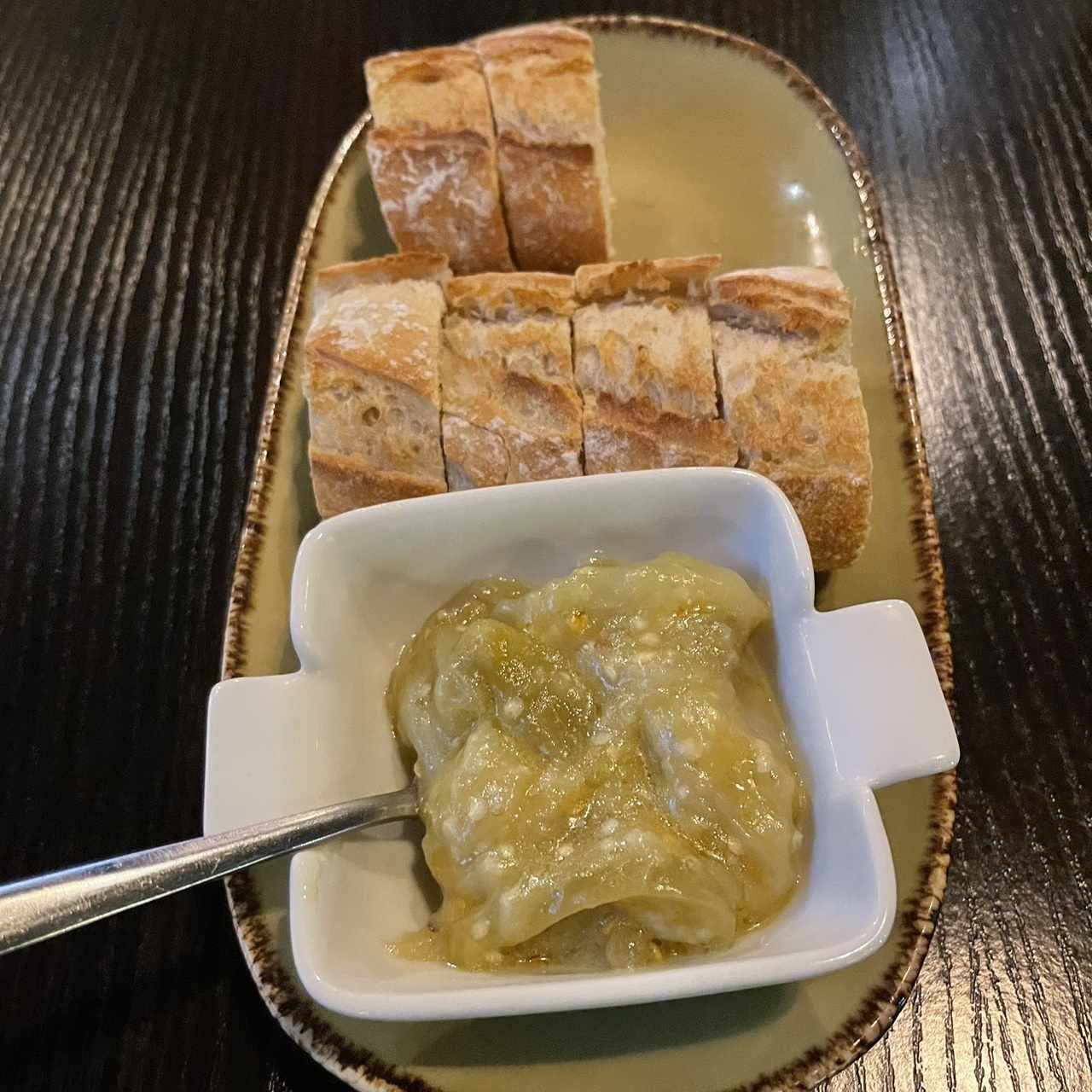 Pan de la casa con berenjena a la vinagreta