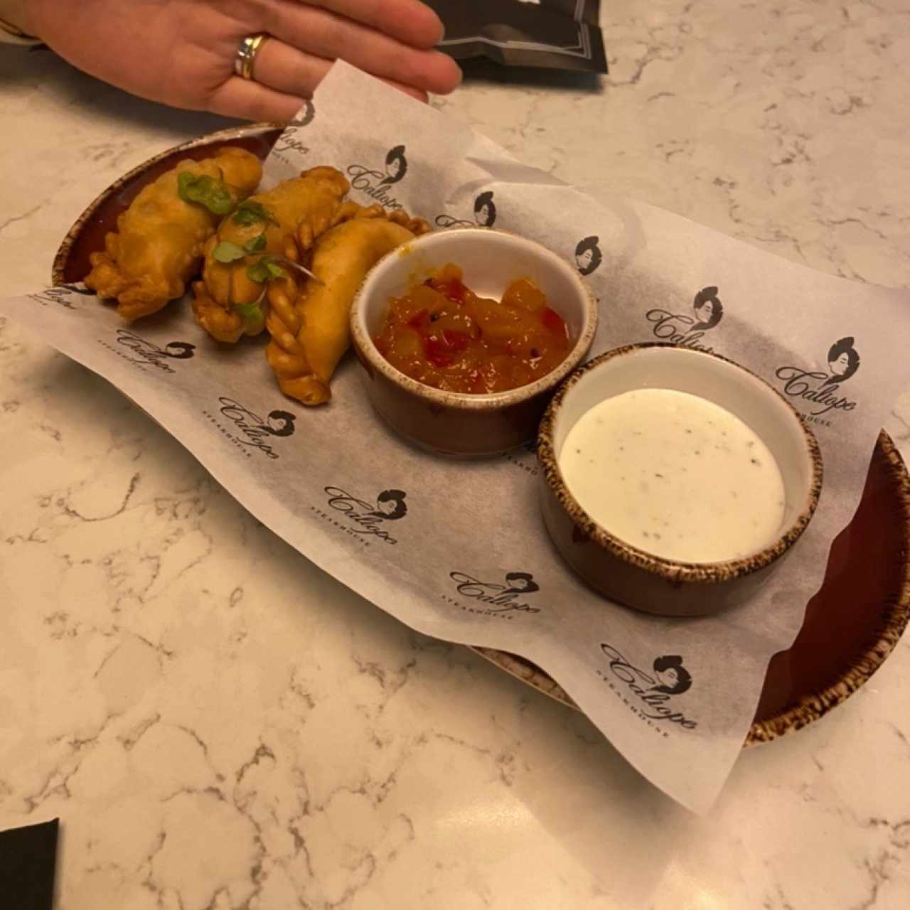 Empanadas de Cordero, Chutney de Mango con Miso y Salsa Raita