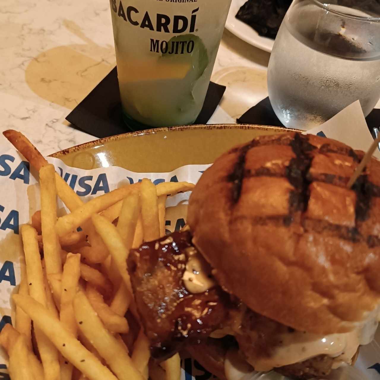 Burger Costilla de Adán y Mojito del Bacardi Fest